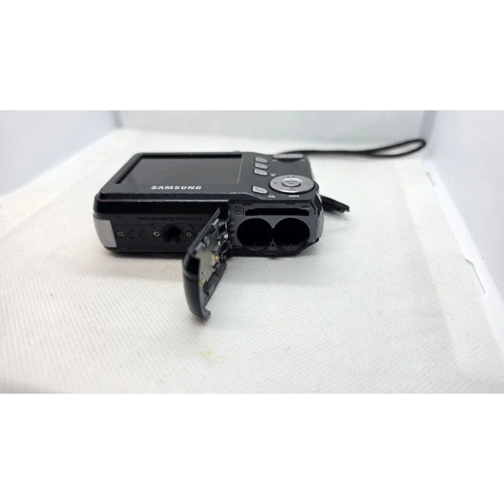 Samsung S860 Compact Digital Camera 2GB SD Card (Screen Blur)